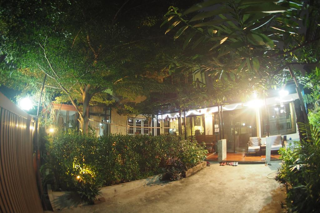 Mon Lodge & Yoga Donmueang Bangkok Exterior foto